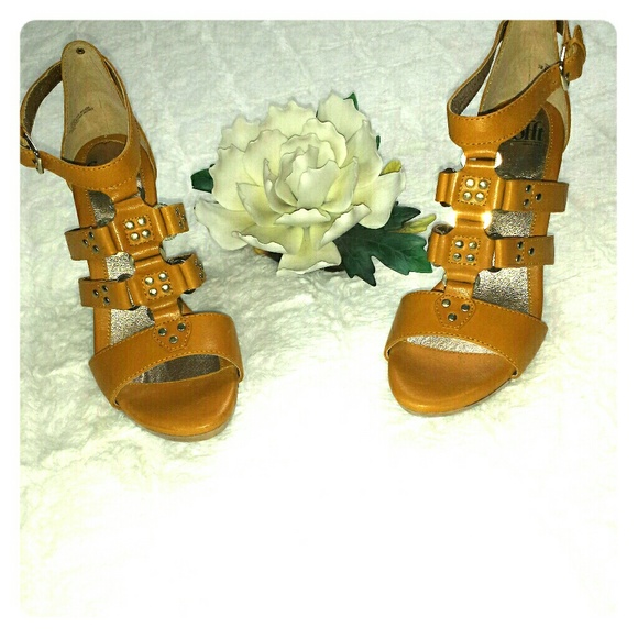 Sofft Shoes - Sofft Mustard Yellow Sandals Sofft Shoes - Sofft Mustard Yellow Sandals